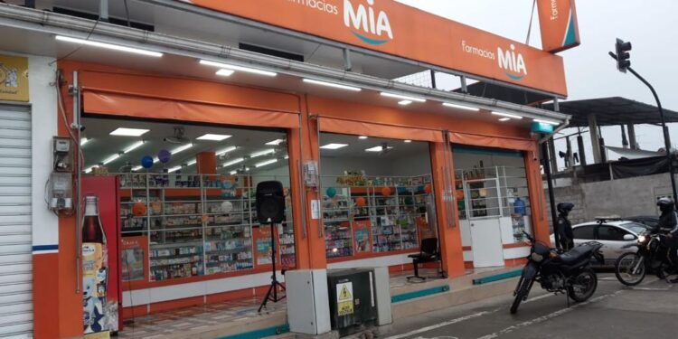 Sujeto armado asalto una farmacia en La Ferroviaria