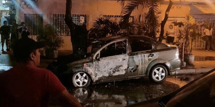 Dos sujetos que se movilizaban en una moto le prendieron fuego a un vehículo