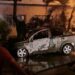 Dos sujetos que se movilizaban en una moto le prendieron fuego a un vehículo