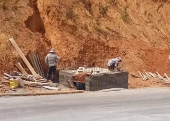 Se construyen cunetas y sistemas de conducción de agua en el cerro de la parroquia San José.