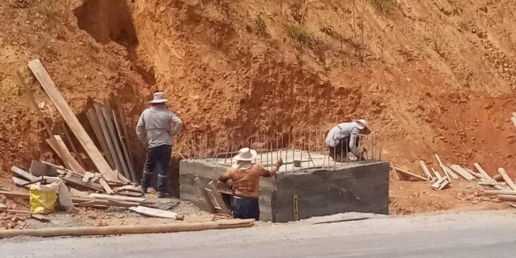 Se construyen cunetas y sistemas de conducción de agua en el cerro de la parroquia San José.