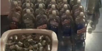 Cinco detenidos tras decomiso de 400 botellas de licor adulterado en Quito
