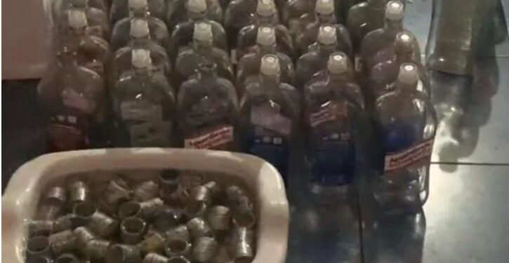 Cinco detenidos tras decomiso de 400 botellas de licor adulterado en Quito