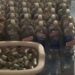 Cinco detenidos tras decomiso de 400 botellas de licor adulterado en Quito