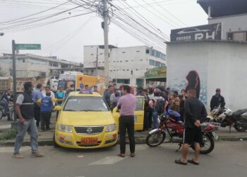 Taxi quedó con daños a causa de un accidente