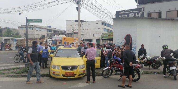 Taxi quedó con daños a causa de un accidente
