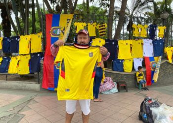 Se activa el comercio de las camisetas y accesorios de la Tri en el comercio de Machala
