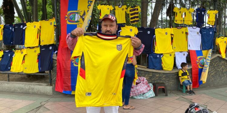 Se activa el comercio de las camisetas y accesorios de la Tri en el comercio de Machala