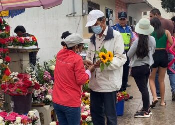 El comercio sigue activo en los exteriores de los cementerios durante el feriado largo