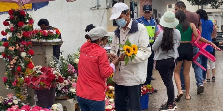 El comercio sigue activo en los exteriores de los cementerios durante el feriado largo