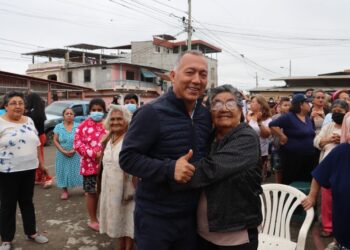 Moradores del Barrio La Cuatro Mil recibieron kits de banano y arroz