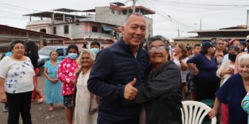 Moradores del Barrio La Cuatro Mil recibieron kits de banano y arroz