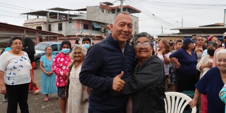 Moradores del Barrio La Cuatro Mil recibieron kits de banano y arroz