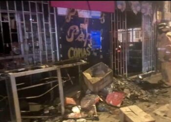 Librería que funcionaba dentro de una vivienda se consumió en llamas