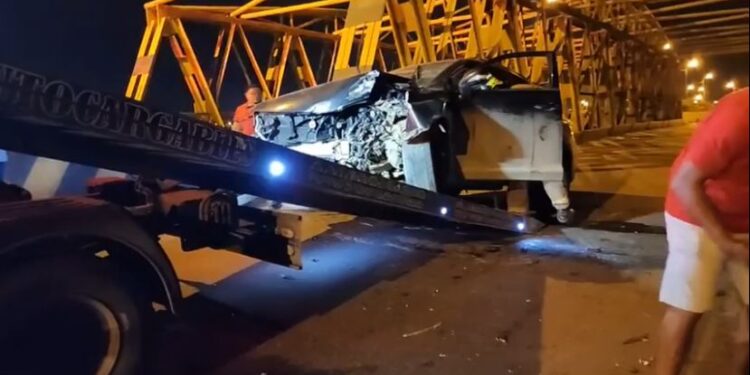 Se accidentó al intentar esquivar a asaltantes