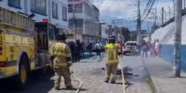 Turba incineró la motocicleta de un sospechoso de robo