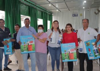 Asociaciones agrícolas recibieron insumos para fumigación