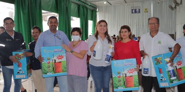 Asociaciones agrícolas recibieron insumos para fumigación