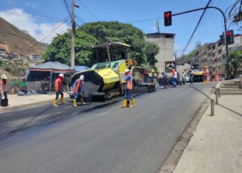 Prefectura coloca carpeta asfáltica en la vía estatal de Piñas