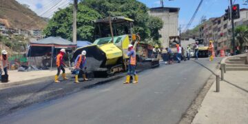 Prefectura coloca carpeta asfáltica en la vía estatal de Piñas