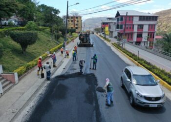 Prefectura arregla la vía estatal de Piñas en convenio con el MTOP y el municipio