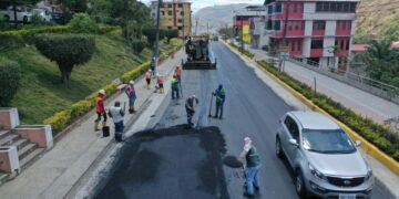 Prefectura arregla la vía estatal de Piñas en convenio con el MTOP y el municipio