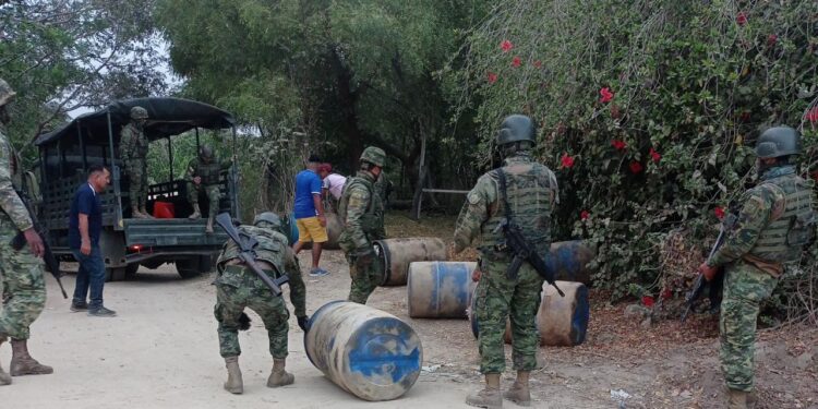 MILITARES RECUPERAN DIÉSEL QUE PRETENDÍAN PASAR AL PERÚ