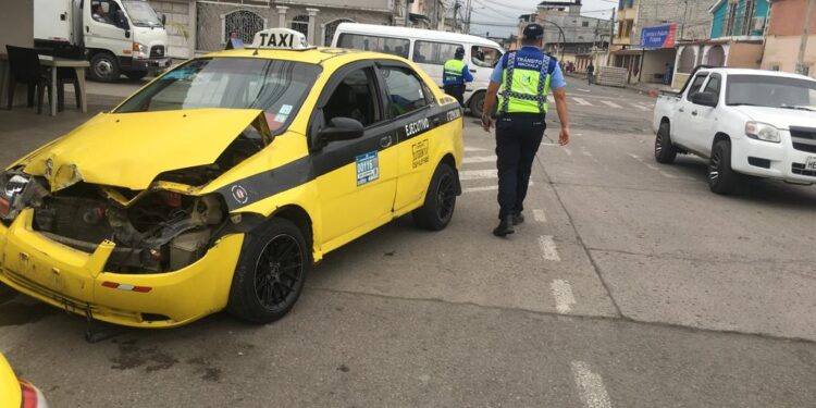 Posible falla en semáforo habría provocado accidente