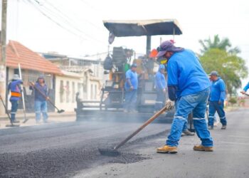 Se continúan realizando trabajos de asfaltado en la Cdla. Las Brisas
