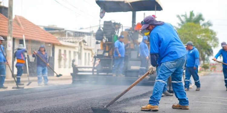 Se continúan realizando trabajos de asfaltado en la Cdla. Las Brisas