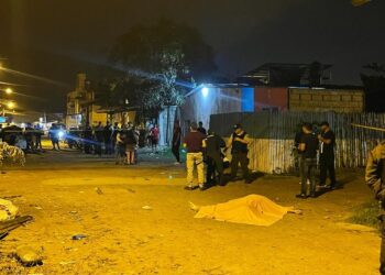 Sujetos le dispararon por la ventana para matarlo