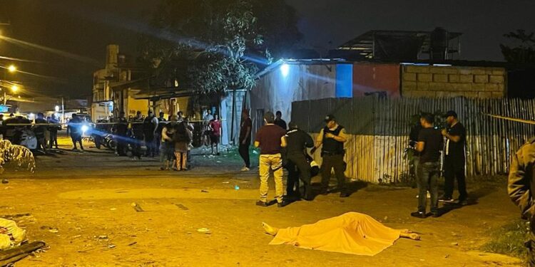 Sujetos le dispararon por la ventana para matarlo