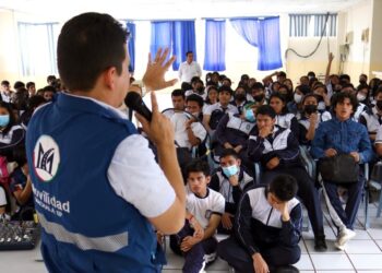 Estudiantes del Colegio Ismael Pérez Pazmiño recibieron capacitación de movilidad