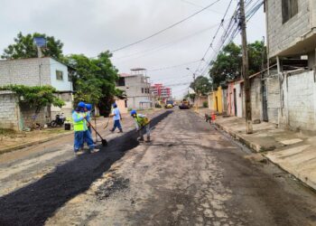 Aguas Machala EP colocó asfalto en la vía luego de realizar trabajos en el Barrio Venecia