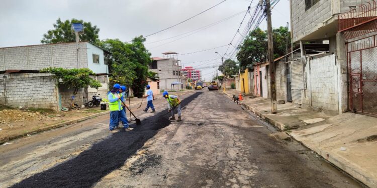 Aguas Machala EP colocó asfalto en la vía luego de realizar trabajos en el Barrio Venecia