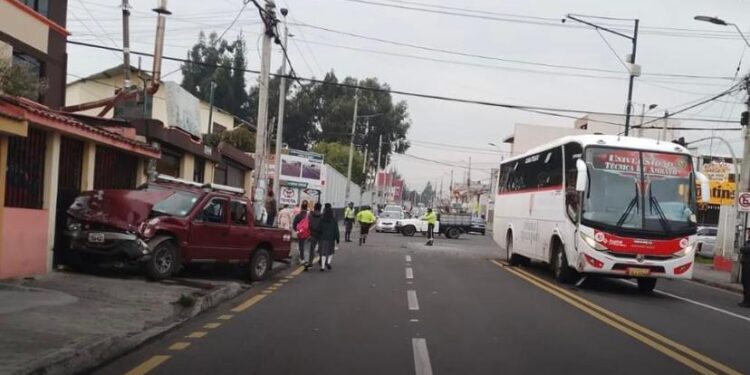 Aparatoso accidente de tránsito deja 5 heridos en Ambato