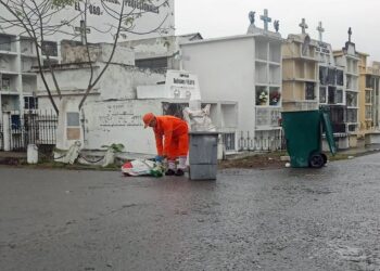 Aseo realiza limpieza en cementerios municipales