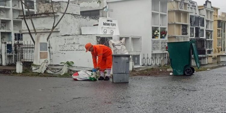 Aseo realiza limpieza en cementerios municipales