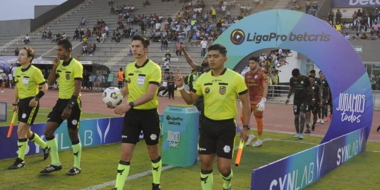 Árbitros para final entre Aucas y Barcelona SC ya están en Quito