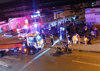 Accidente de tránsito dejó un carro volcado