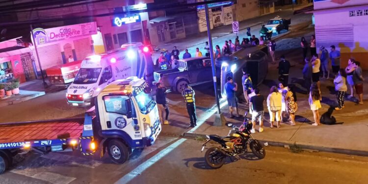 Accidente de tránsito dejó un carro volcado