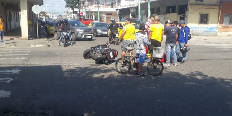 Motociclista herido al sufrir accidente de tránsito
