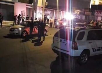 Un hombre que viajaba con una niña fue victimado a tiros