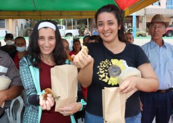 Moradores de las Parroquias Cordoncillo y Ayapamba recibieron kits de pollitos