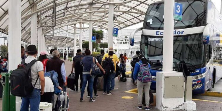 Terminales terrestres de Quito ofrecen servicio a Esmeraldas, Guayas y Santo Domingo con horarios especiales