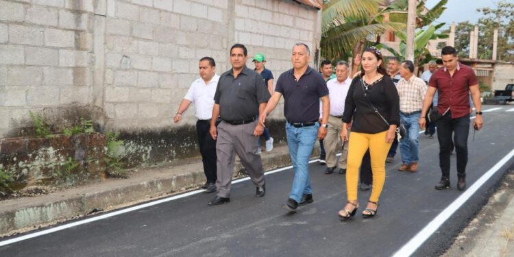 Prefectura de El Oro entregó mejoramiento vial en la Parroquia Tendales