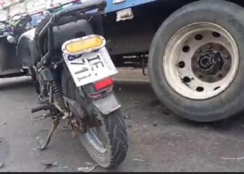 Motociclista murió tras chocar contra un camión estacionado