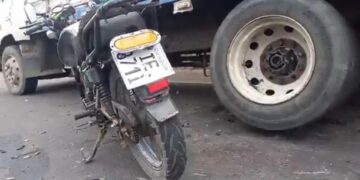 Motociclista murió tras chocar contra un camión estacionado
