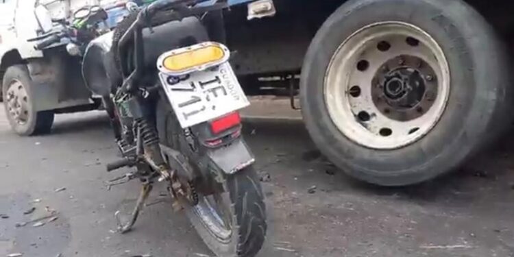 Motociclista murió tras chocar contra un camión estacionado