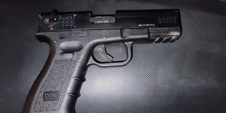 Habría arrojado un arma desde el vehículo en el que se movilizaba